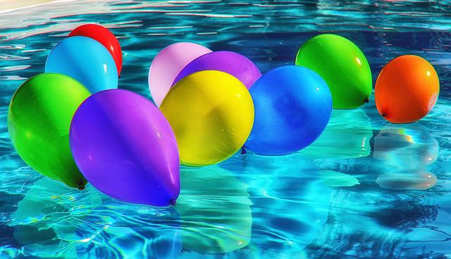 balonky na hladině bazénu